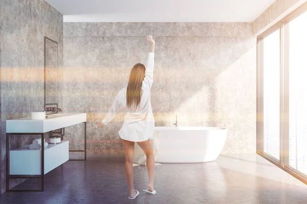 Vrouw Interieur Van Moderne Badkamer Met Betonnen Muren Vloer Loft — Stockfoto