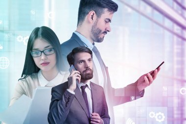 İş kadını belgelerle, sakallı işadamı smartphone ve seyir telefon gökdelen arka plan üzerinde iş arayüzü ile kendi meslektaşı kullanarak. Çift tonlu görüntü pozlaması