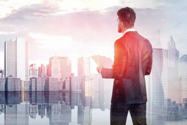 Arkadan Görünüş işadamı belgelerle bakarak modern cityscape ve onun yansıması. Kurumsal yaşam tarzı kavramı. Çift tonlu görüntü pozlaması