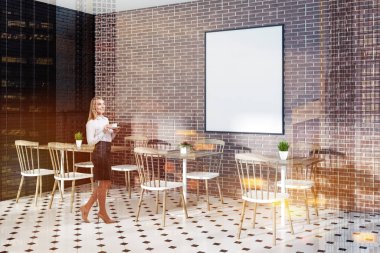 Kadın siyah tuğla ve siyah duvarlar, modern kafe köşesinde kat, ahşap masa ile beyaz ve ahşap sandalye ve dikey poster duvara döşeli. Tonlu görüntü pozlama sahte katlayın