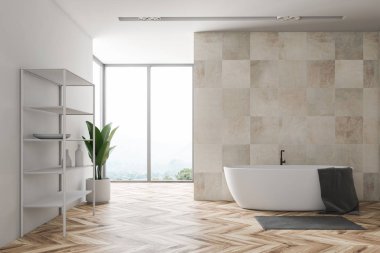 Loft banyo beyaz ve bej taş duvarlar, ahşap zemin, geniş pencere, gri havluda küvet ve şampuan ile beyaz raflar ile iç. 3D render