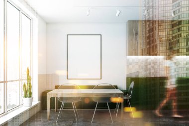 Mutfak beyaz duvarlı kadında döşeli kat, yeşil mutfak tezgahı ve ahşap dolaplar, yeşil kanepe ve sandalye ve dikey poster içeren tablo. Tonlu görüntü çift pozlama görüntü kadar sahte