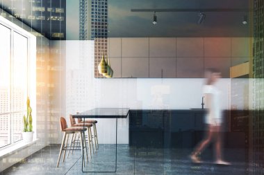 Kadın iç beyaz duvarlar, modern mutfak, lavabo, kahverengi dolapları ve bar tabureleri tabloyla inşa kat, gri mutfak tezgahı ile döşenmiş. Çift tonlu görüntü pozlaması bulanıklık