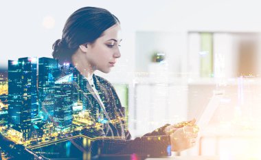 Ciddi işkadını tablet gece cityscape çift pozlama ile ofisinde çalışan yan görünüm. Uluslararası iş kavramı. Tonlu görüntü