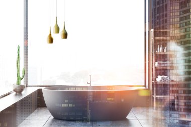 Gri duvarlar, panoramik banyo iç kadında döşeli kat, beyaz küvet, havlu ve gri çekmeceli ahşap raflara. Çift tonlu görüntü pozlaması bulanıklık