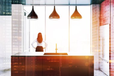 Beyaz duvarlar, beton zemin, pembe dolapları yapılı içinde beyaz buzdolabı ile ve lavabo ile pembe ve gri ada ile panoramik mutfak iç kadında. Çift tonlu görüntü pozlaması