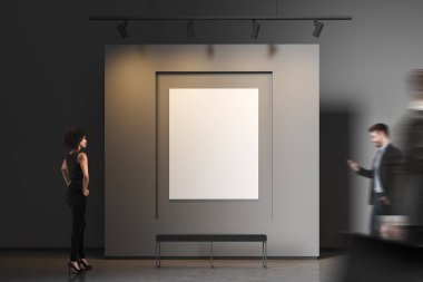 İş adamları ile poster kadar dikey sahte gri Galeri duvara bakınca. Reklam kavramı. Bulanık