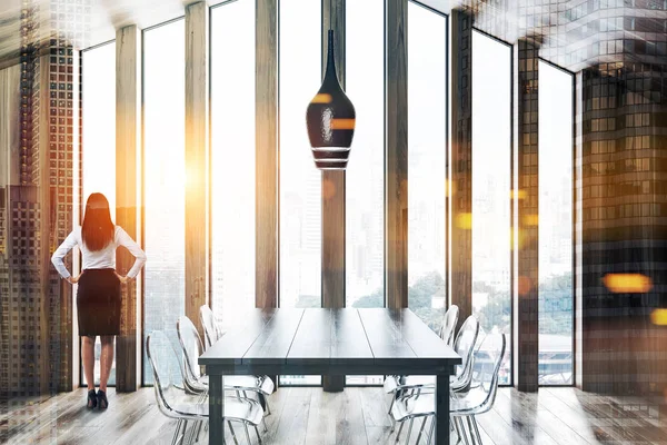 Mujer Ático Comedor Interior Con Paredes Madera Suelo Mesa Madera — Foto de Stock