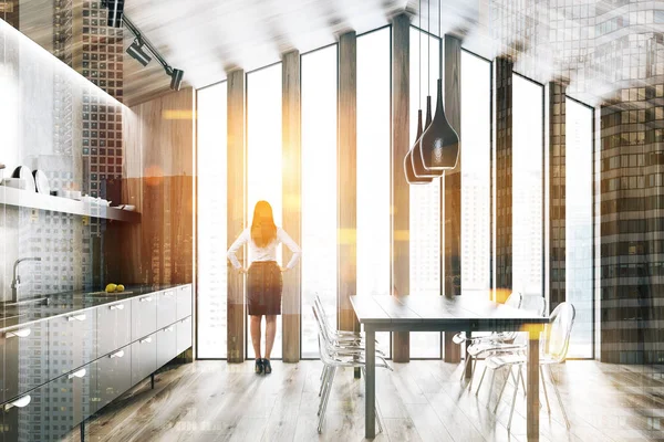 Femme Intérieur Cuisine Mansardée Avec Des Murs Bois Gris Plancher — Photo