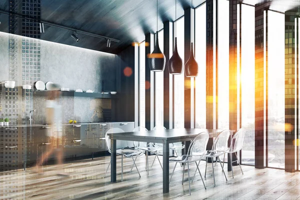 Mujer Esquina Cocina Del Ático Con Paredes Madera Oscura Gris — Foto de Stock