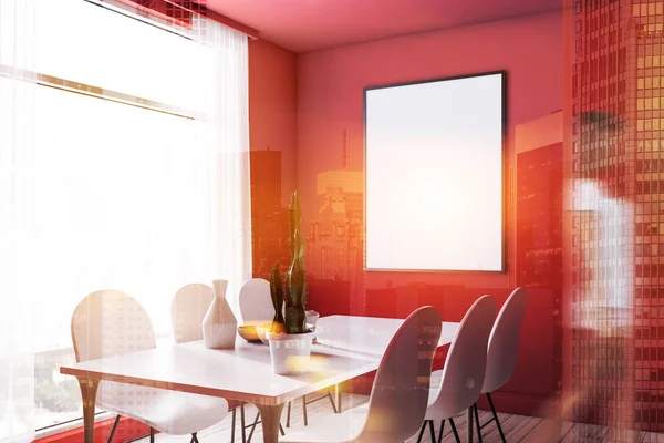 妇女在现代餐厅的角落与红色的墙壁 木地板 大窗户 长长的白色桌子与白色的椅子和垂直模拟海报在墙上 色调图像双曝光模糊 — 图库照片