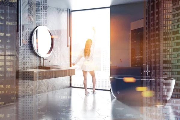 회색과 현대적인 욕실의 구석에 로프트 욕조와 카운터 거울에 이미지 — 스톡 사진