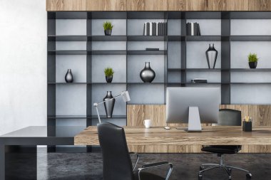 Beyaz duvarları, gri zemin, gri ve ahşap bilgisayar masasi siyah sandalye ve vazo ile kitaplık Yöneticisi Office kapatın. 3D render