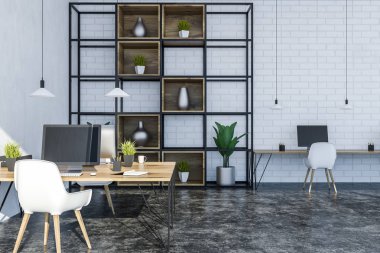 Beyaz ve tuğla duvarlar, siyah zemin, bilgisayar ve beyaz sandalye ve kitaplık vazo ile ahşap masa ile modern ofis iç. 3D render