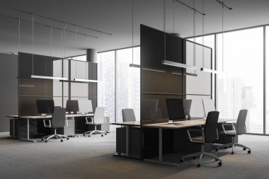 Gri duvarlar, halı kaplı zemin ve satırları gri ve beyaz sandalye ile ışık ahşap ve gri Bilgisayar masaları ile panoramik ofis köşesinde. 3D render