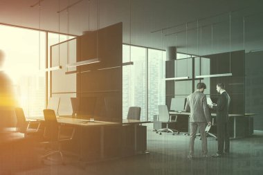 İşadamları köşesindeki gri duvarlar, halı kaplı zemin ve satırları gri ve beyaz sandalye ile ışık ahşap ve gri Bilgisayar masaları ile panoramik ofis. Çift tonlu görüntü pozlaması bulanıklık