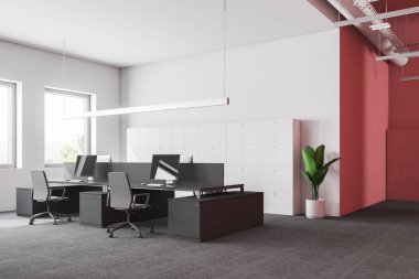 Beyaz ve pembe duvarlar, halı kaplı zemin, sandalye ve borular tavan yakınındaki ile gri Bilgisayar masaları ile sanayi tarzı office köşe. 3D render