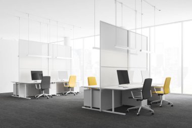 Beyaz duvarları, halı kaplı zemin, cityscape ve sütunlar ve satırlar gri ve sarı sandalye ile Bilgisayar masaları ile panoramik pencerelere ile modern ofis köşesinde. 3D render