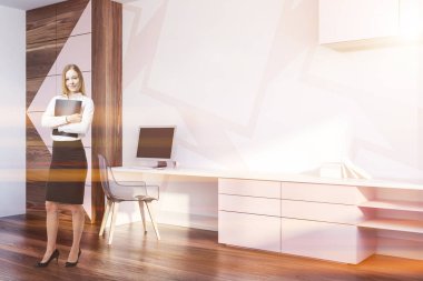 Beyaz ve pembe duvarlar, ahşap zemin, iki şeffaf sandalye ile beyaz ve pembe Bilgisayar masaları ve pembe ve ahşap dolap ile ev ofis köşesinde bir kadın. Tonlu görüntü