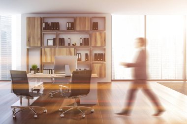 Adam iç CEO'su Office beyaz duvarlar, panoramik pencerelere, ahşap zemin ve bilgisayar ve siyah sandalye ile beyaz ve ahşap tablo. Ahşap kitaplık ile ağıl. Görüntü bulanık tonda