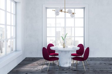 O ve iki büyük pencereler çevresinde ayakta kırmızı ve altın sandalye ile beyaz duvarlar, ahşap zemin ile modern yemek odası iç yuvarlak beyaz masa. 3D render