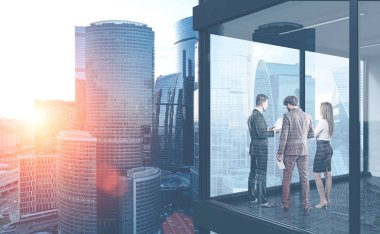 İki iş adamları ve işkadını panoramik office belgelerinde tartışıyor. Çift Pozlama sabah şehir. Tonlu görüntü