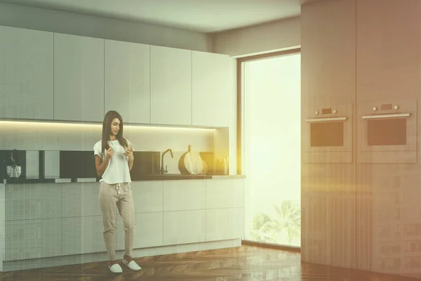 Mujer Esquina Cocina Moderna Con Paredes Blancas Suelo Madera Armarios —  Fotos de Stock