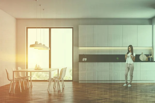 Mulher Interior Cozinha Moderna Com Paredes Brancas Piso Madeira Bancadas — Fotografia de Stock
