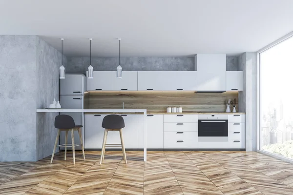 コンクリートの壁 木の床 パノラマ ビューの窓 白いカウンターと食器棚と灰色の椅子のあるバーとスタイリッシュなキッチン インテリア レンダリング — ストック写真