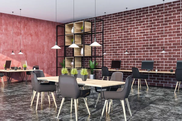 Kırmızı ve tuğla duvarlar, siyah zemin, uzun bilgisayar tablo ayakta duvarları yakınında, bilgisayarlarla daha küçük ahşap masa ve merkezi gri sandalye ile tablo ile modern ofis köşesinde. 3D render