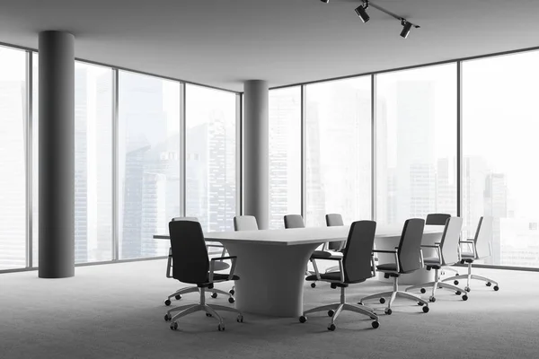 Interior Sala Reuniões Panorâmica Com Piso Concreto Colunas Cinza Mesa — Fotografia de Stock