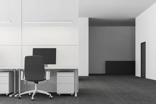 Moderno Ufficio Con Pareti Bianche Pavimento Moquette Tavolo Bianco Con — Foto Stock