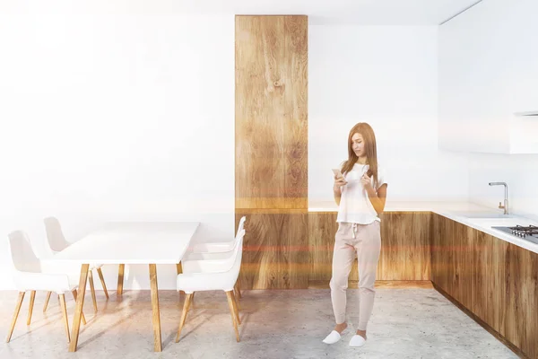 Mulher Interior Cozinha Moderna Com Paredes Brancas Piso Pedra Armários — Fotografia de Stock