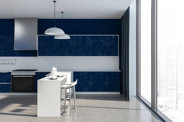 Εσωτερικό Του Πανοραμική Κουζίνα Μπλε Τοίχοι Πέτρινο Δάπεδο Σκούρο Μπλε — Φωτογραφία Αρχείου