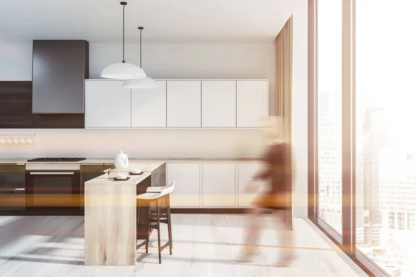 Mujer Interior Cocina Panorámica Con Paredes Blancas Suelo Madera Encimeras — Foto de Stock