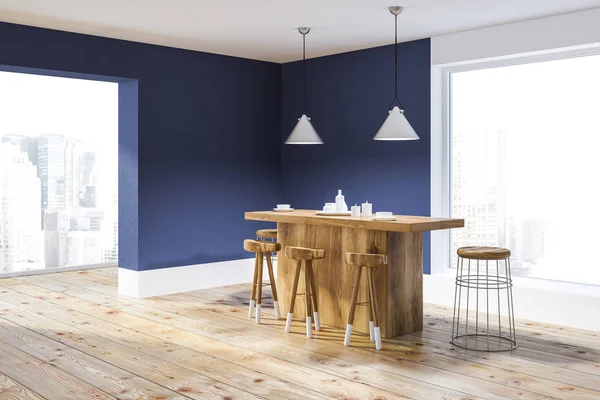 Mavi ve beyaz duvarlar, ahşap zemin, geniş pencereler ve ahşap bar tabureleri ile minimalist mutfak köşesinde. 3D render