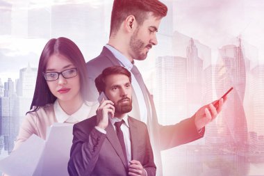 İş kadını belgelerle, sakallı işadamı smartphone ve seyir telefon cityscape arka plan üzerinde kendi meslektaşı kullanarak. Çift tonlu görüntü pozlaması