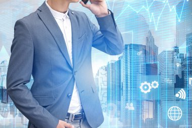 Tanınmayan işadamı cityscape arka plan iş arabirimi ve grafikler çift pozlama ile üzerinden telefon ayakta konuşuyor. Tonlu görüntü
