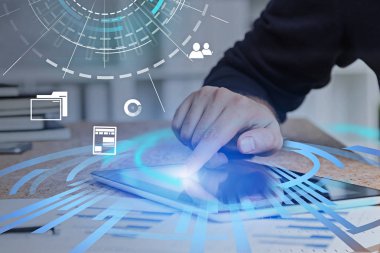 Adam el içinde yazıhane hud arayüzü ve iş simgeleri çift pozlama ile tablet bilgisayar kullanarak. Merhaba iş kavramı in teknoloji. Çift Pozlama
