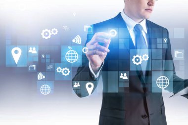 Tanınmayan işadamı sürükleyici iş arabirimi ayakta gri arka plan üzerinde kullanarak marker ile. Çift tonlu görüntü pozlaması