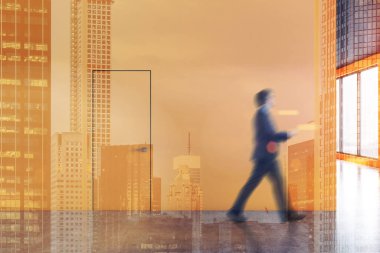 Bir kapı, beton zemin, siyah tavan ve büyük pencereler ile boş ofis lobi iç turuncu Duvar ile yürüyen adam. Çift tonlu görüntü pozlaması bulanıklık