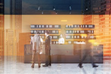 Gri resepsiyon masası ile turuncu duvarlar, beton zemin, modern ofis ayakta klasör ve turuncu kapı ile temizleyelim. İş adamları. Çift tonlu görüntü pozlaması bulanıklık