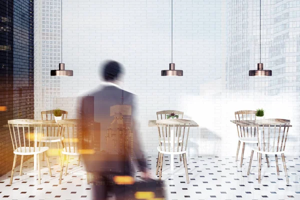 Beyaz ve siyah tuğla duvarlar, kiremitli kat, beyaz ve ahşap sandalye ve bakır tavan lambaları ile ahşap masa ile modern café iç adam. Çift tonlu görüntü pozlaması bulanıklık