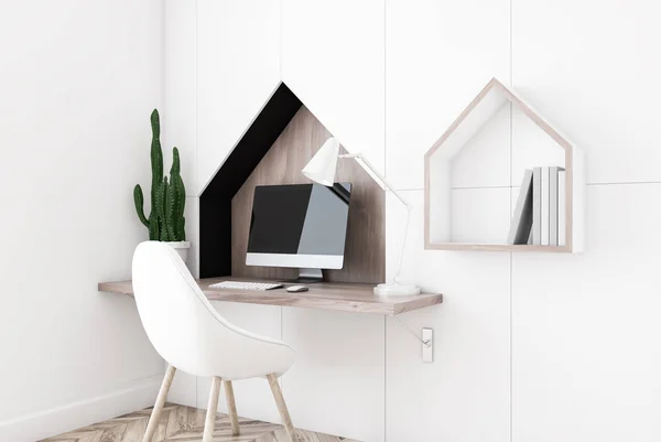 室内紧凑的家庭办公室 房间有白色的墙壁 木地板 小木制电脑桌和白色的椅子 — 图库照片
