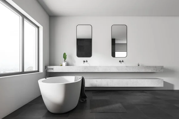 Modern Banyo Beyaz Duvarlı Yan Görünüm Siyah Zemin Geniş Pencere — Stok fotoğraf