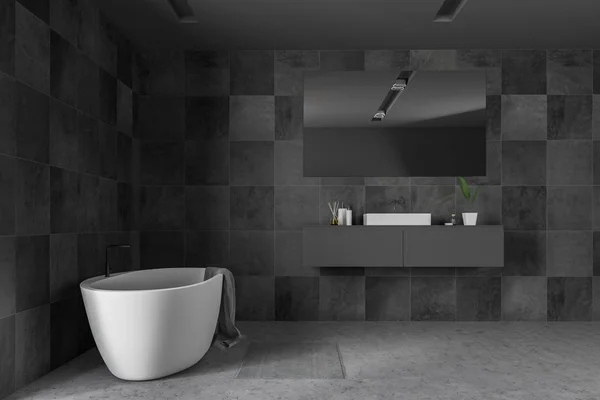 现代浴室的内部有黑色瓷砖墙 水泥地板 白色水槽站在灰色的台面和白色浴缸上的毛巾 — 图库照片
