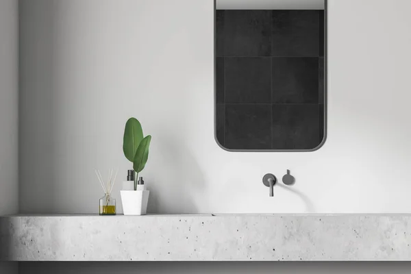 Primer Plano Del Lavabo Baño Piedra Blanca Con Espejo Vertical — Foto de Stock