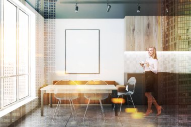 Beyaz duvarlar, modern mutfak kadında döşeli zemin, gri mutfak tezgahı ve ahşap dolapları, ahşap masa kahverengi kanepe ve sandalye ve dikey poster ile. Tonlu görüntü pozlama sahte katlayın