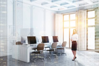 Kadın lüks açık alan office beyaz duvarlar, gri altıgen desen kat, fütüristik uzun beyaz Masa bilgisayarlar ve sandalyeler ve panjurlar ile windows ile köşesinde. Çift tonlu görüntü pozlaması