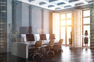 Kadın lüks açık alan office bilgisayar ve sandalyeler ve windows panjurlar ile fütüristik uzun beyaz masa Gri duvarlar, ahşap zemin ile köşesinde. Çift tonlu görüntü pozlaması
